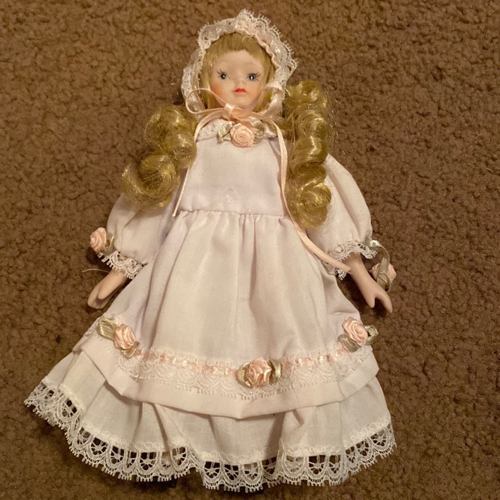 🎀 Porcelain Doll 🎀. 8” tall